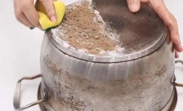 家用平底锅如何清洗（不粘锅内有污垢怎么去除）-1