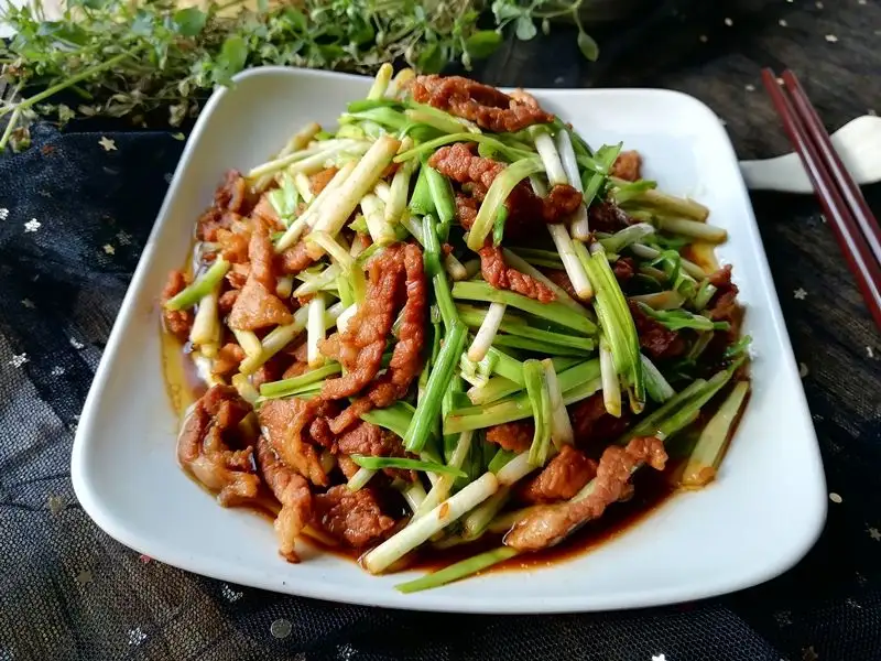 红烧肉最正宗的做法（蒜苗红烧肉怎么烧好吃）-2