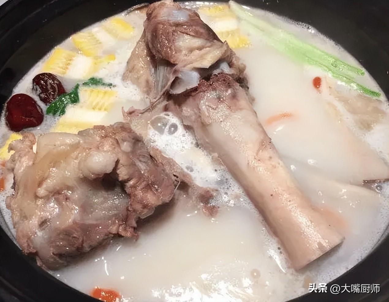 熬大骨汤的做法（熬大骨汤放什么调料）-2