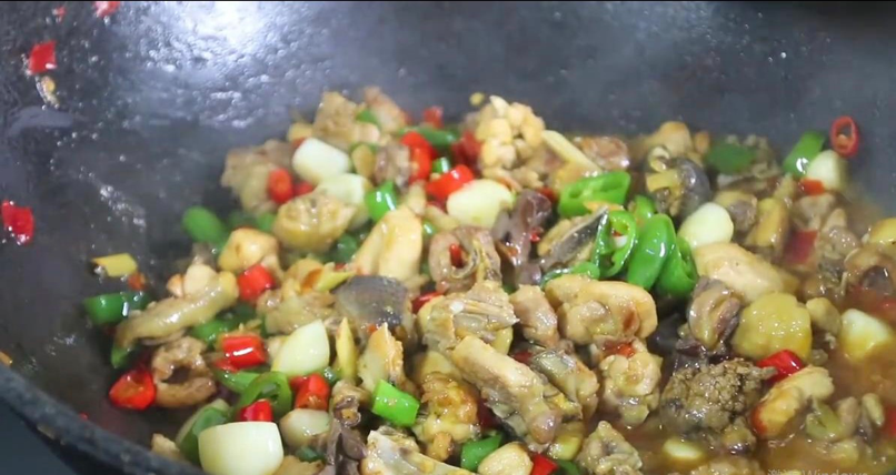 炒鸡肉怎样炒更好吃（鸡肉应该怎么炒好吃）-7