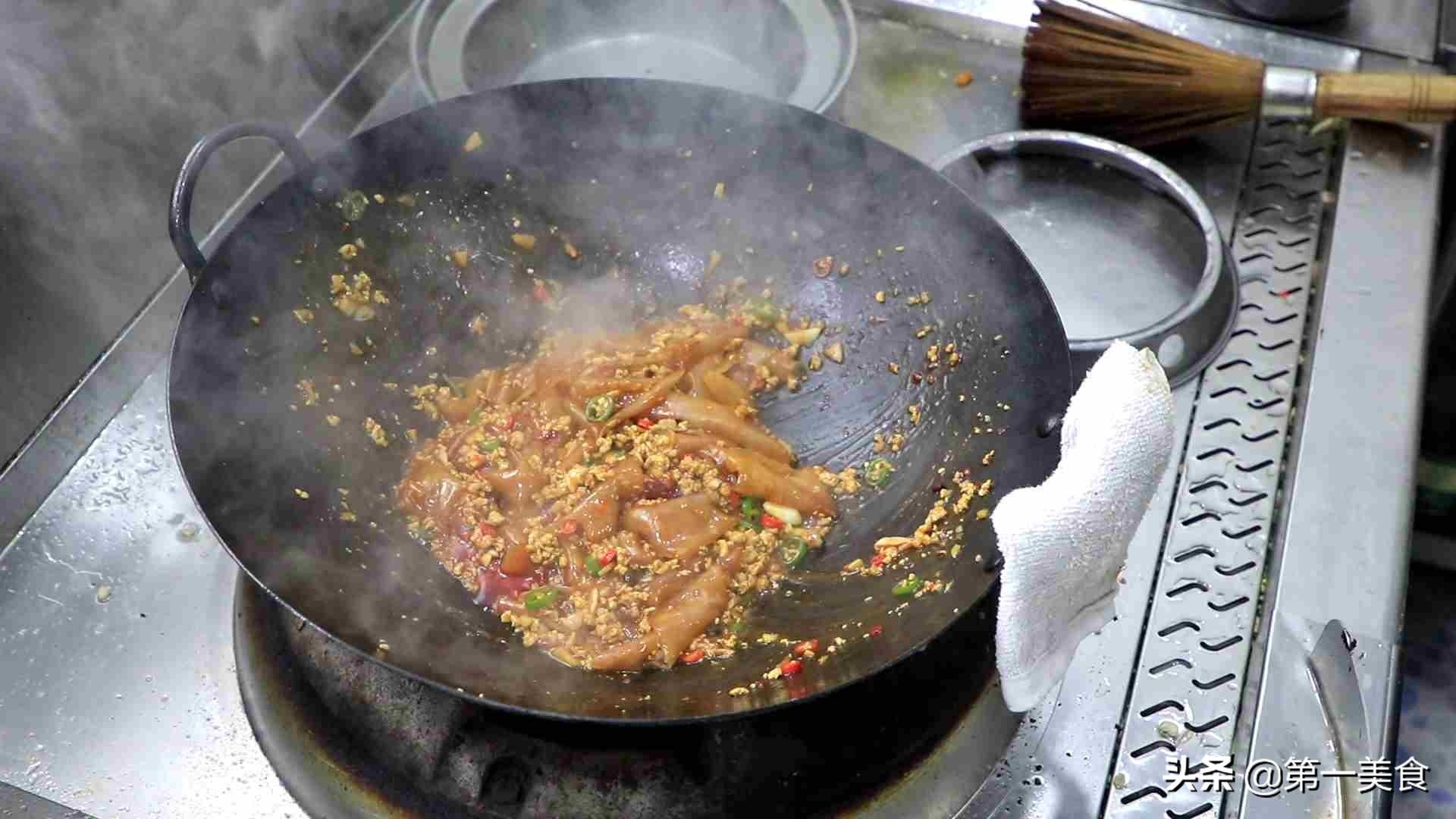 粉皮怎么炒不粘在一起（炒粉皮怎么让不粘不坨）-7