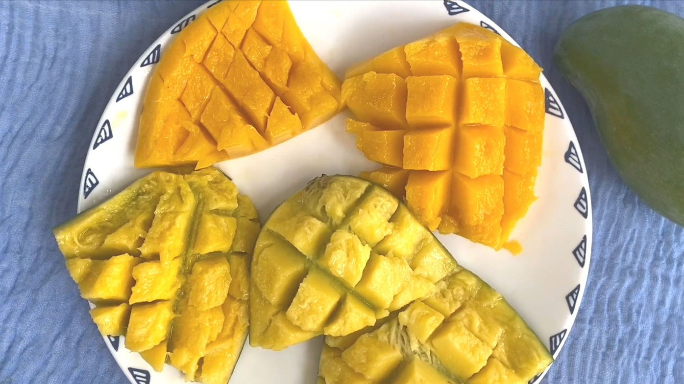 芒果怎么切成一块一块的（如何切小芒果最方便）-5