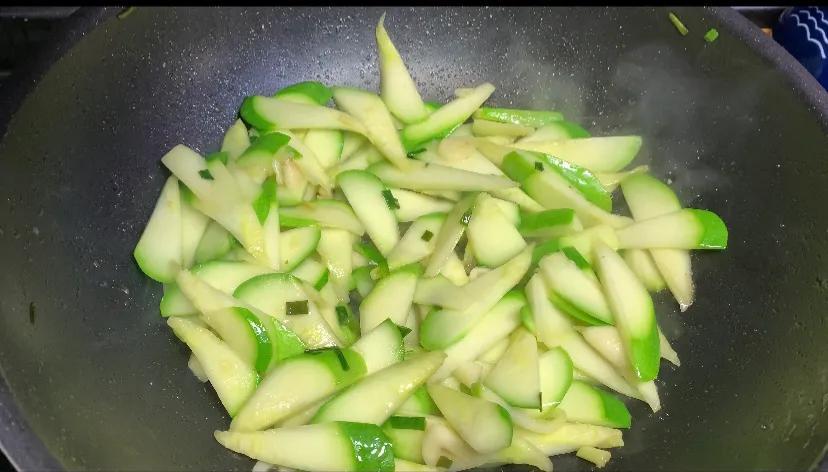 瓜片炒鸡蛋怎么做好吃_西葫芦炒鸡蛋的家常做法-6