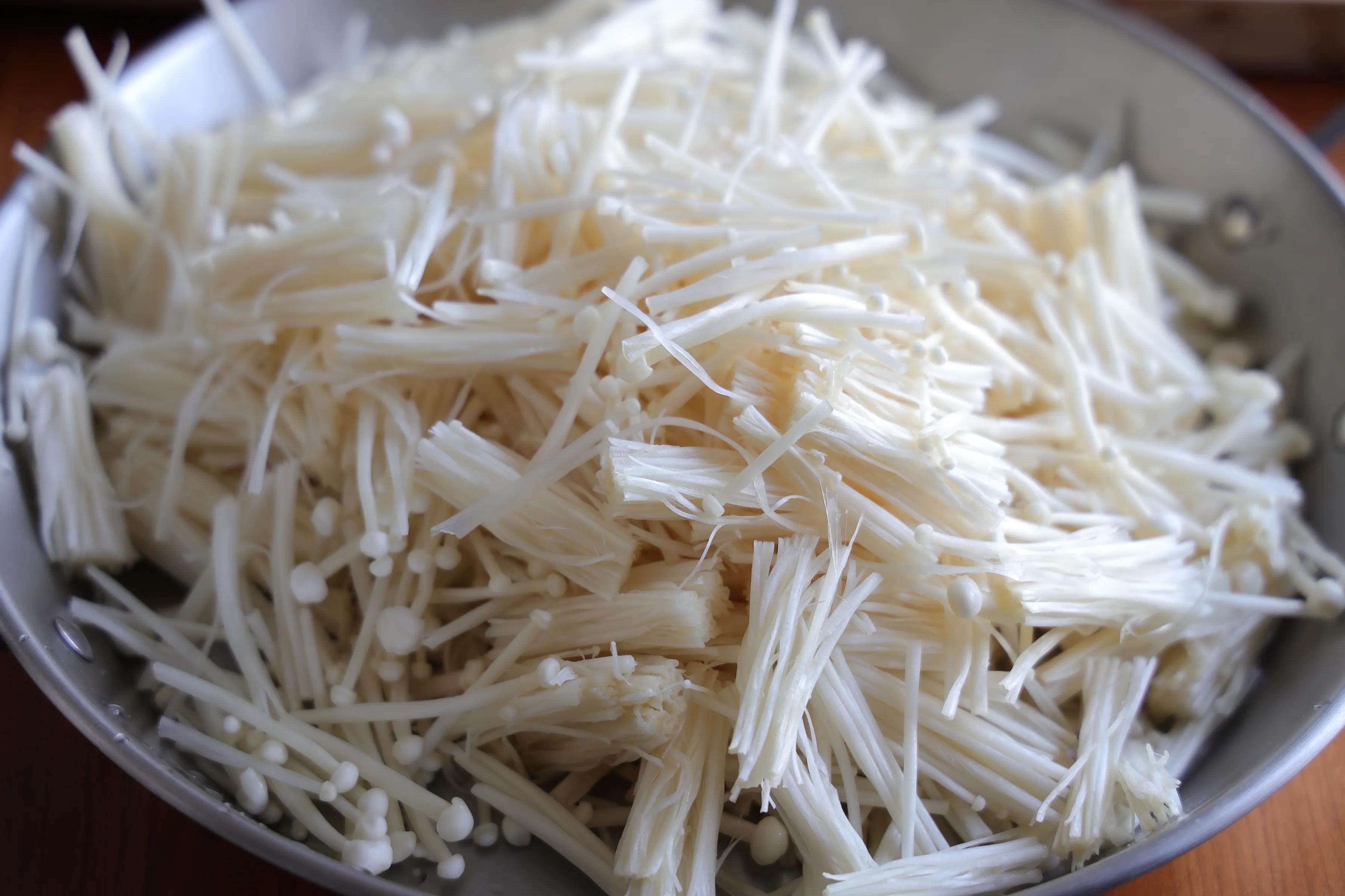 金针菇炒鸡蛋豆腐（金针菇怎么做好吃）-6