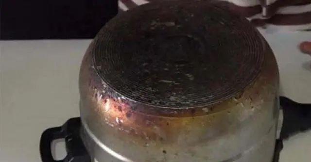 家用平底锅如何清洗（不粘锅内有污垢怎么去除）-4