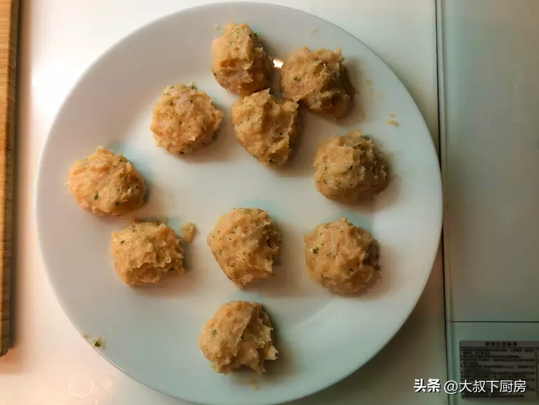 鸡胸肉怎么做丸子好吃（家庭自制鸡肉丸的做法）-4