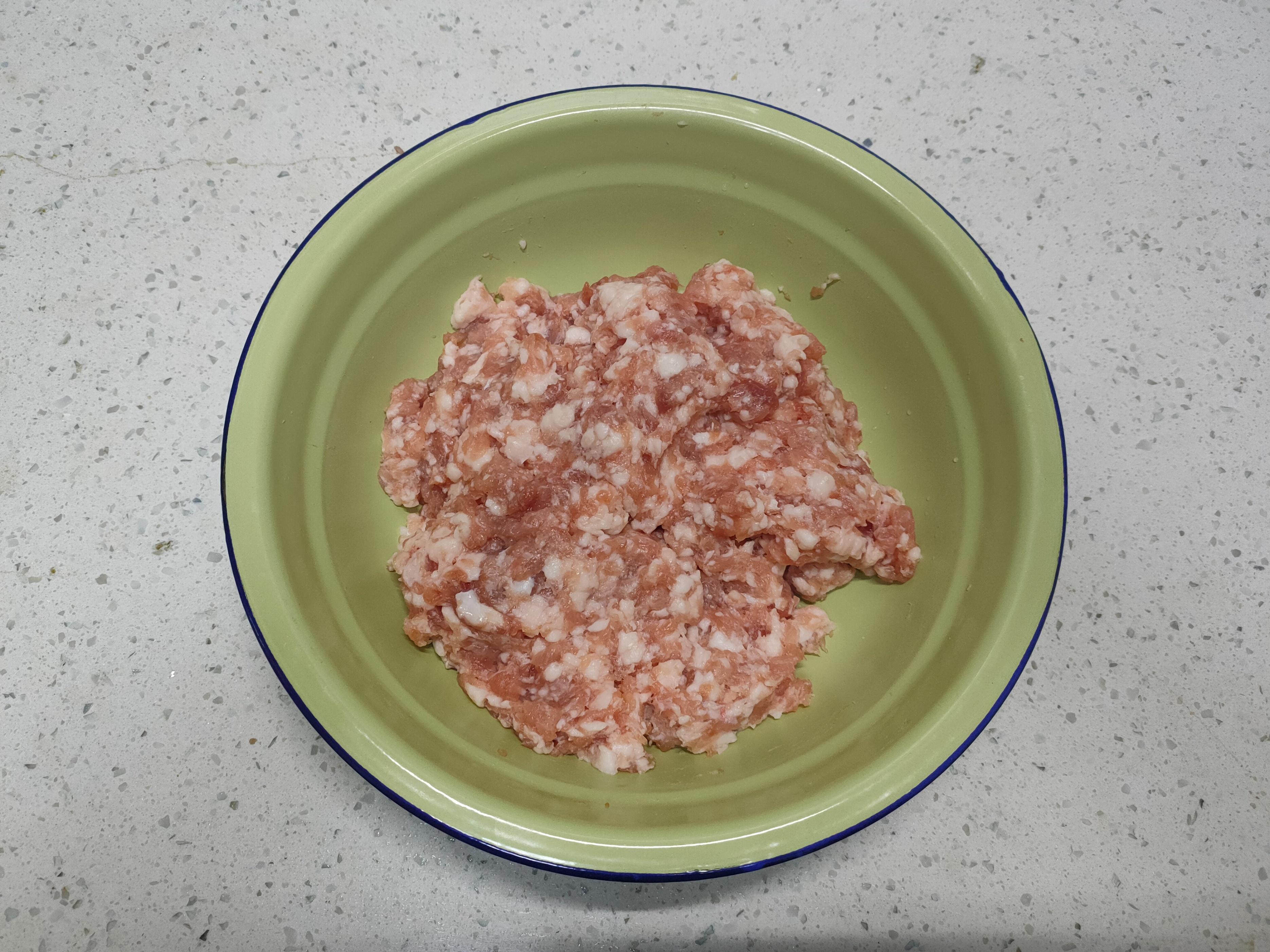 油炸丸子的做法猪肉丸子 炸猪肉丸子怎么调馅好吃？-5