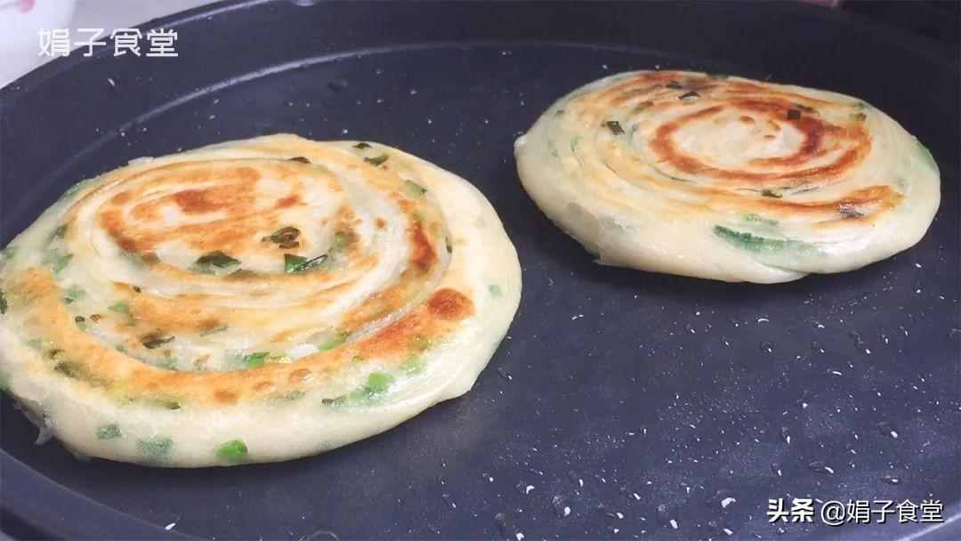 烫面葱油饼怎么做又软又好吃 烫面葱花饼的做法-2