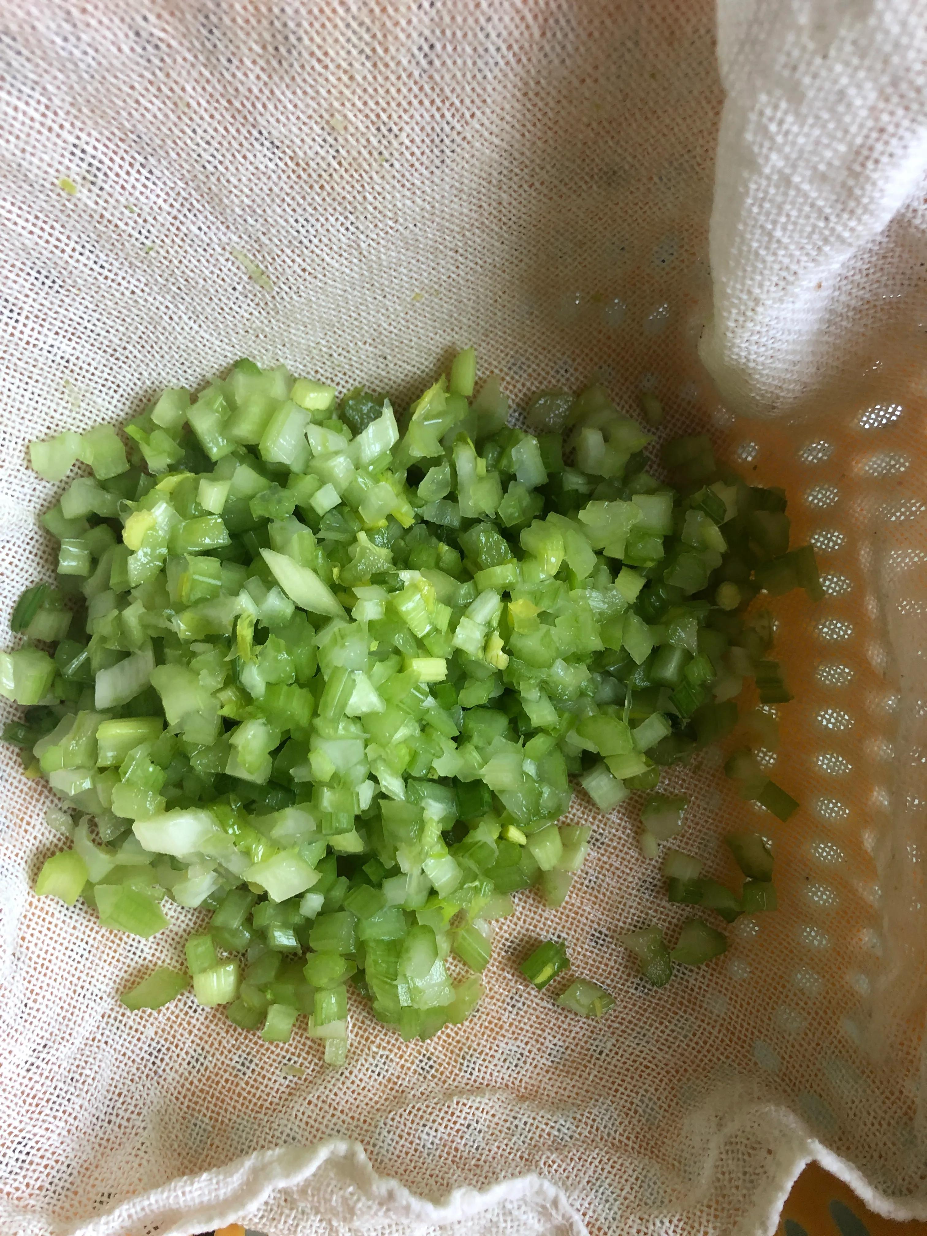 芹菜豆腐包子馅的做法（芹菜豆腐蒸包怎么做好吃）-5