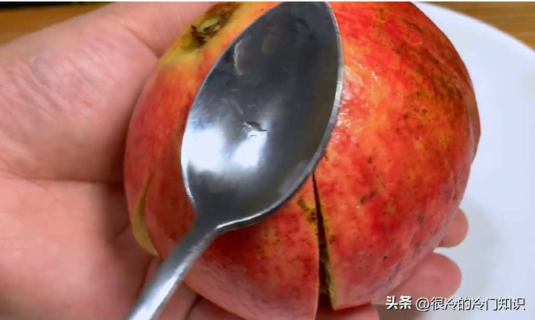 石榴怎么剥皮小妙招不用刀_石榴包的皮都用什么可以？-5
