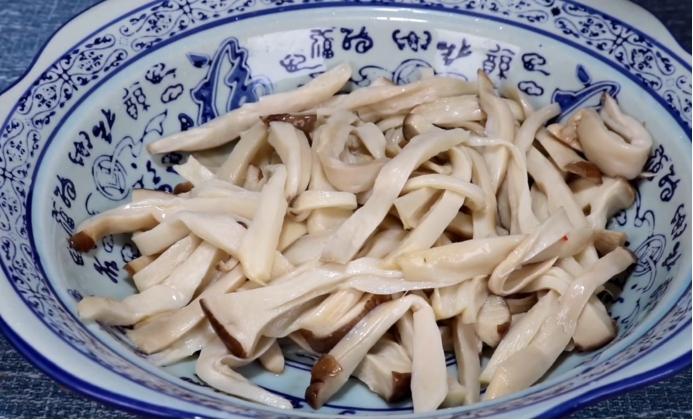 凉拌杏鲍菇的家常做法（凉拌杏鲍菇蒸多久可以熟）-5