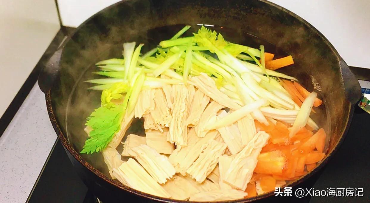 凉拌芹菜腐竹的做法家常简单「达人分享」-5