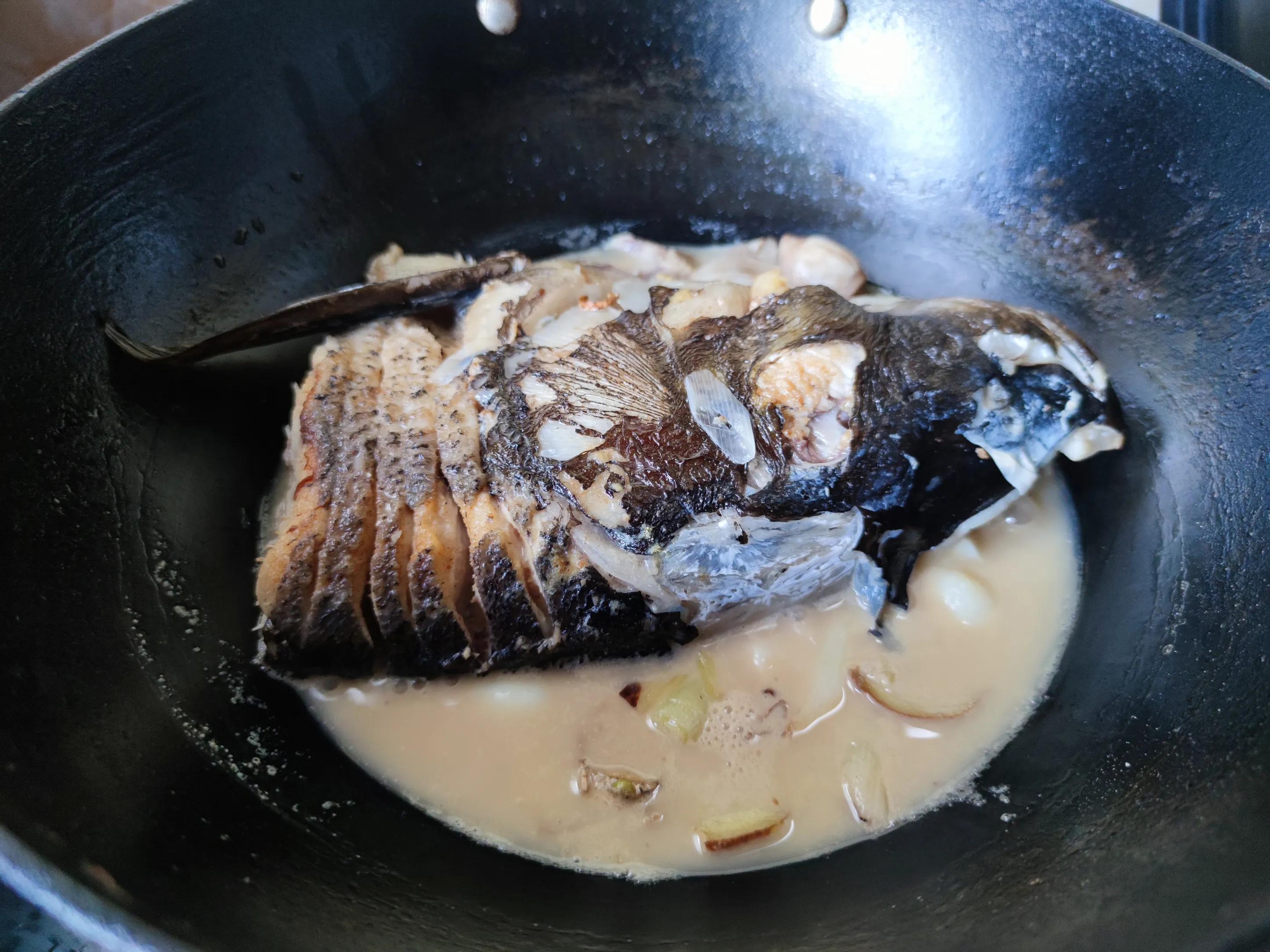 什么鱼比较适合做鱼汤 鱼汤加什么食材最好吃？-1