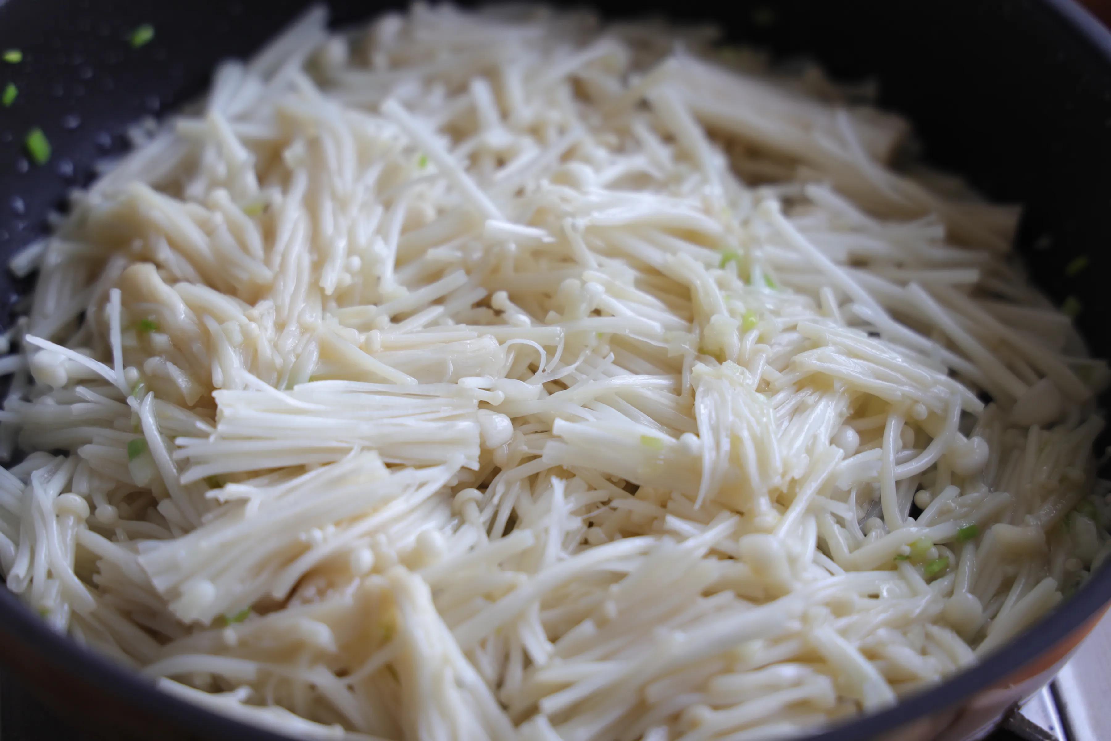 金针菇炒鸡蛋豆腐（金针菇怎么做好吃）-7