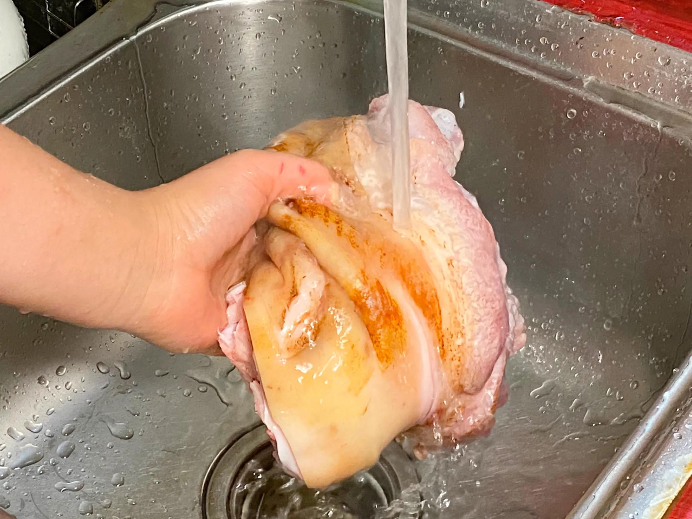肘子肉怎么做好吃又简单_家常炖肘子最简单做法-4