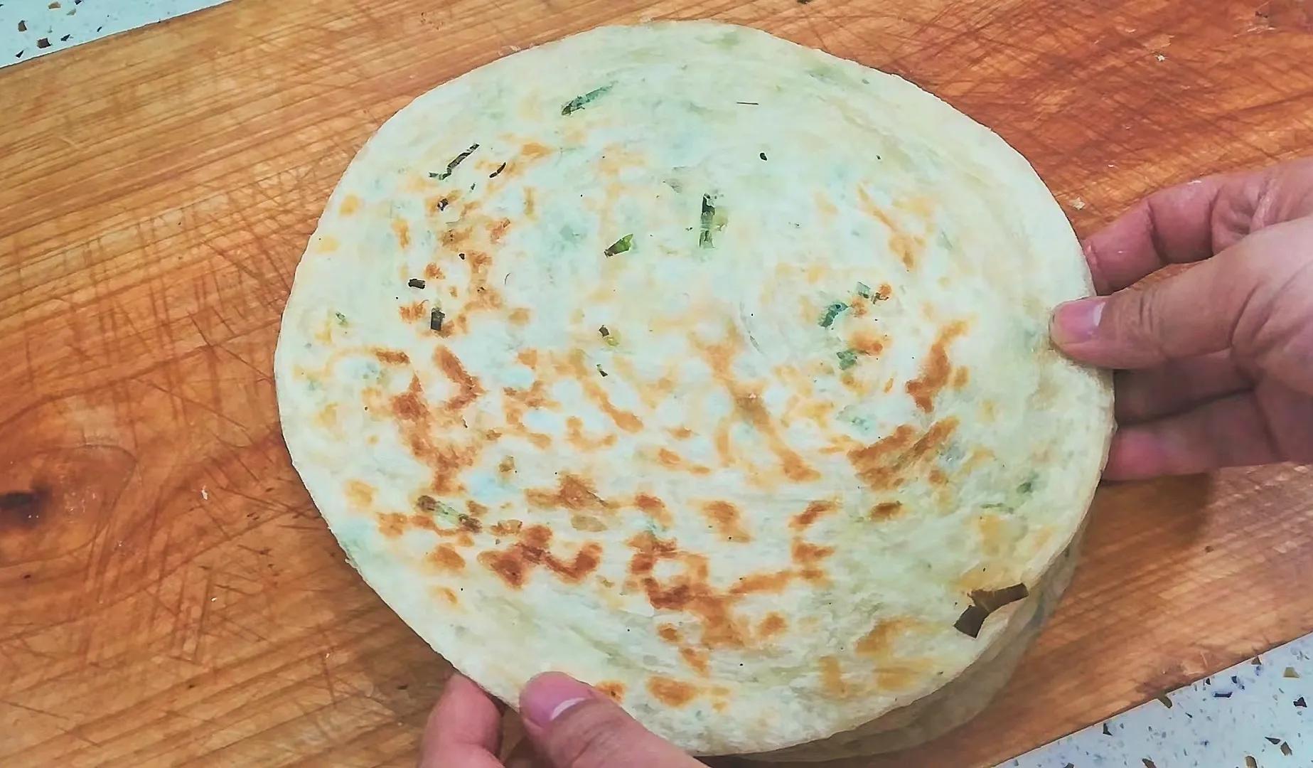 葱花饼的家常做法又松又软（葱油饼的家常做法油炸）-1
