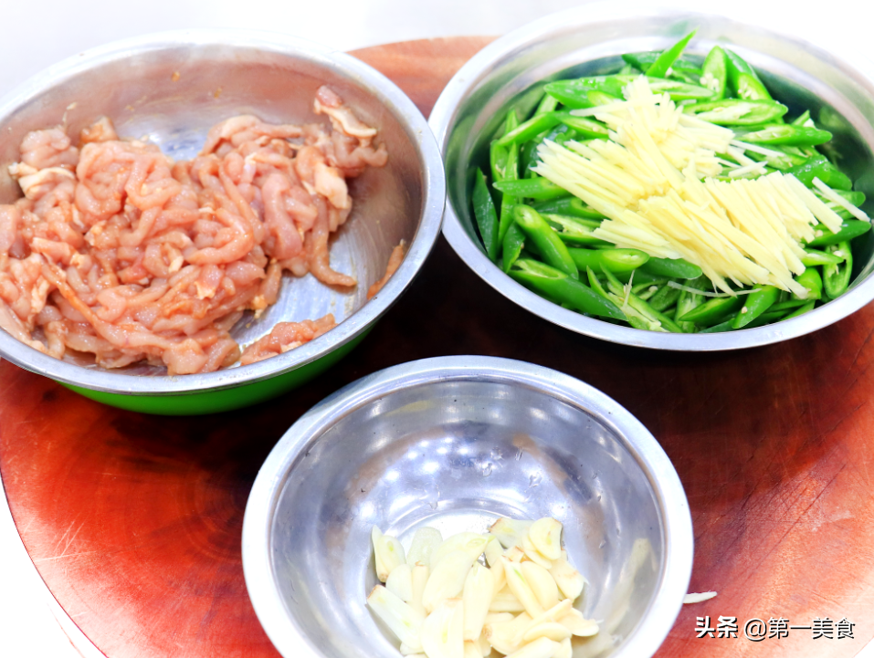 肉丝炒辣椒怎么做好吃（辣椒炒肉丝怎么炒法）-2