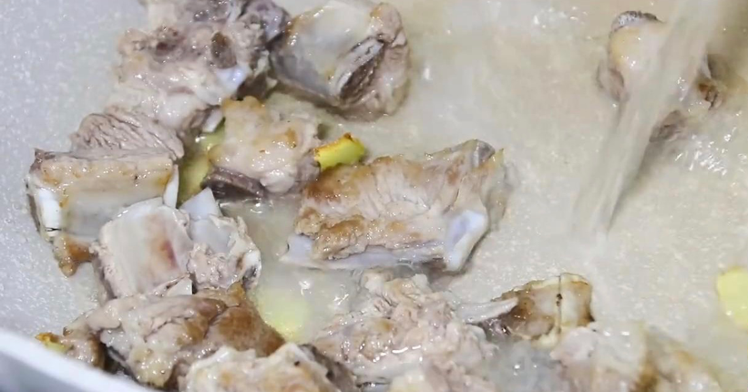 排骨炖莲藕怎么做好吃，排骨煮藕如何做好吃？-6