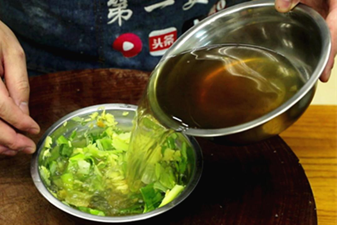 香菇鸡蛋饺子馅的做法（调饺子馅怎么调好吃又嫩）-4