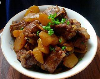 红烧牛肉炖土豆怎么做（牛肉排骨怎样做好吃又嫩）-4