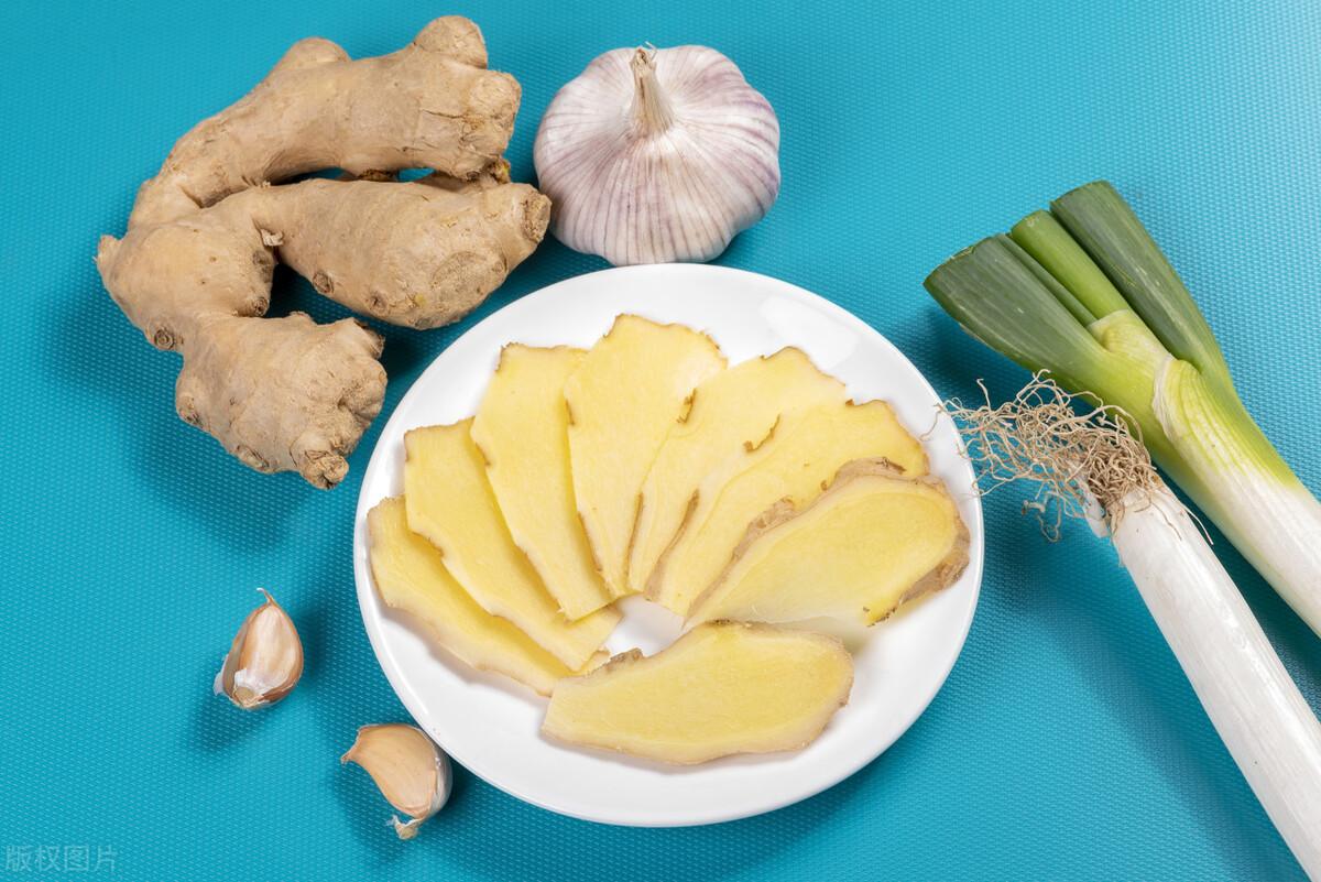 猪肉馅的饺子怎么调好吃（自己包饺子馅怎样调）-9