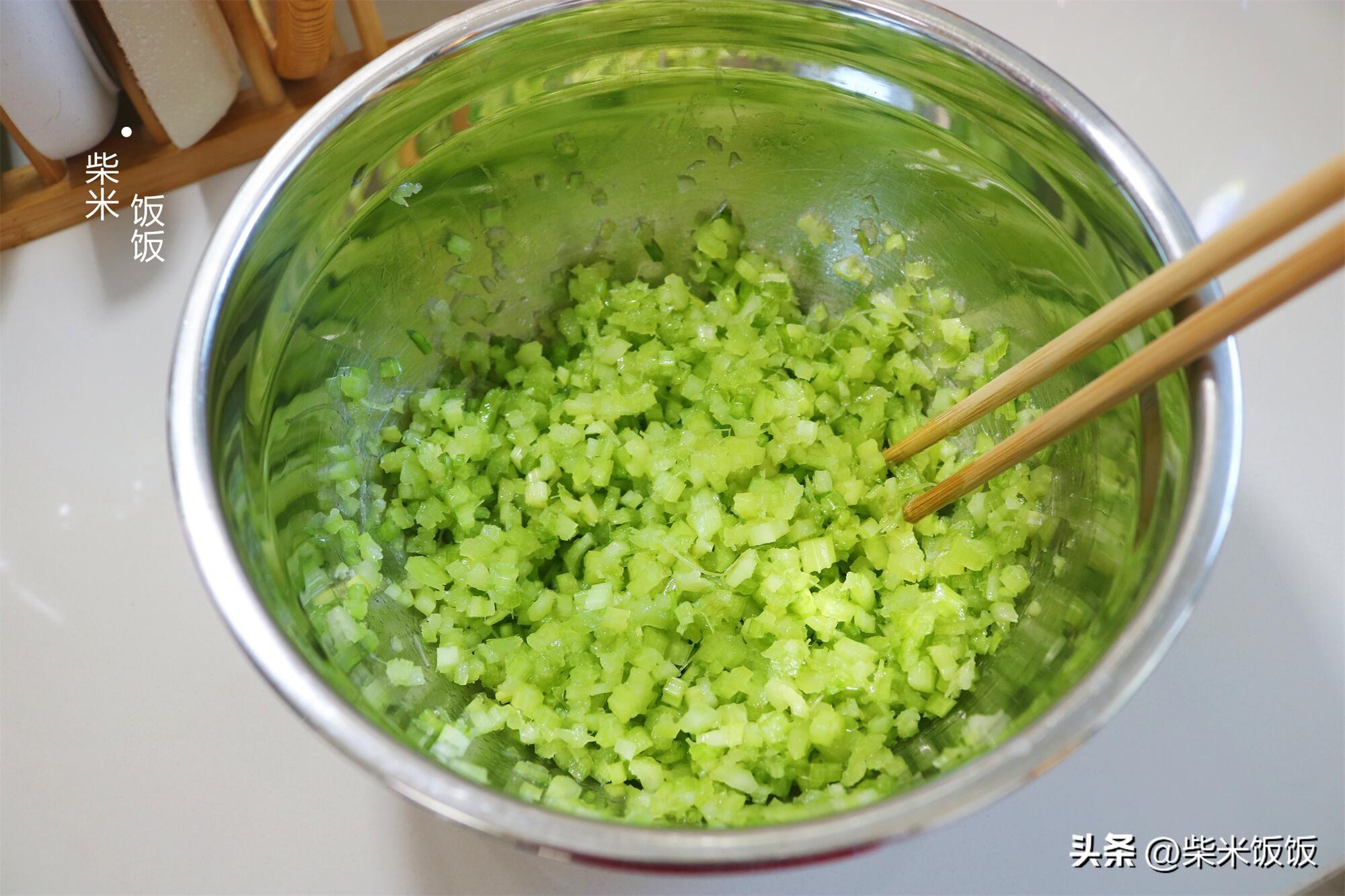 芹菜猪肉包子馅的做法，猪肉芹菜馅最佳搭配-7