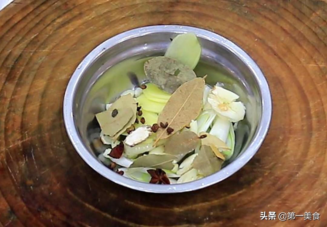 红烧鸡爪怎么弄才好吃又简单（红烧鸡爪的制作方法和配料）-3