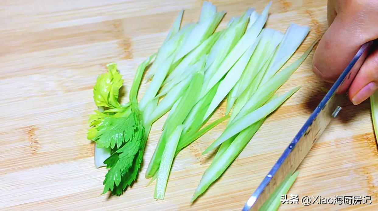 凉拌芹菜腐竹的做法家常简单「达人分享」-3