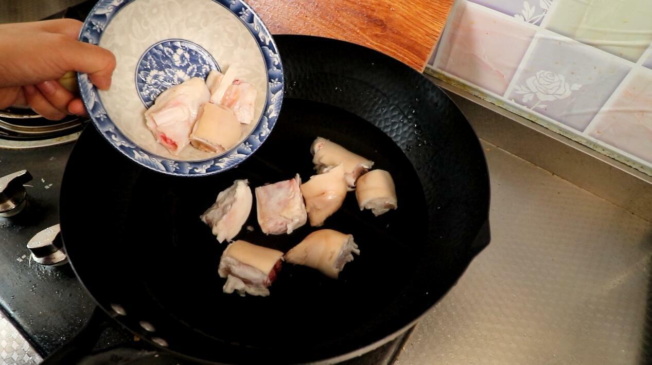 黄豆猪蹄汤黄豆泡多久（炖猪脚黄豆泡一个小时行吗）-4