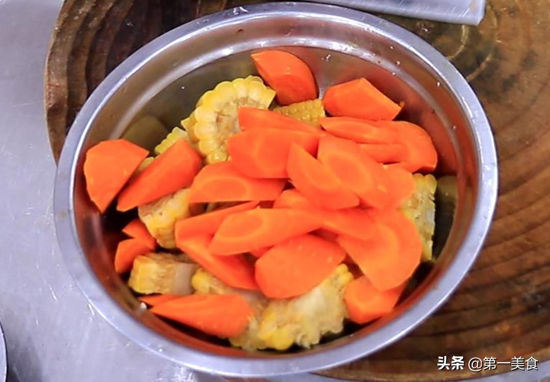 玉米排骨汤怎么炖最好喝_玉米排骨汤的做法和配料-4