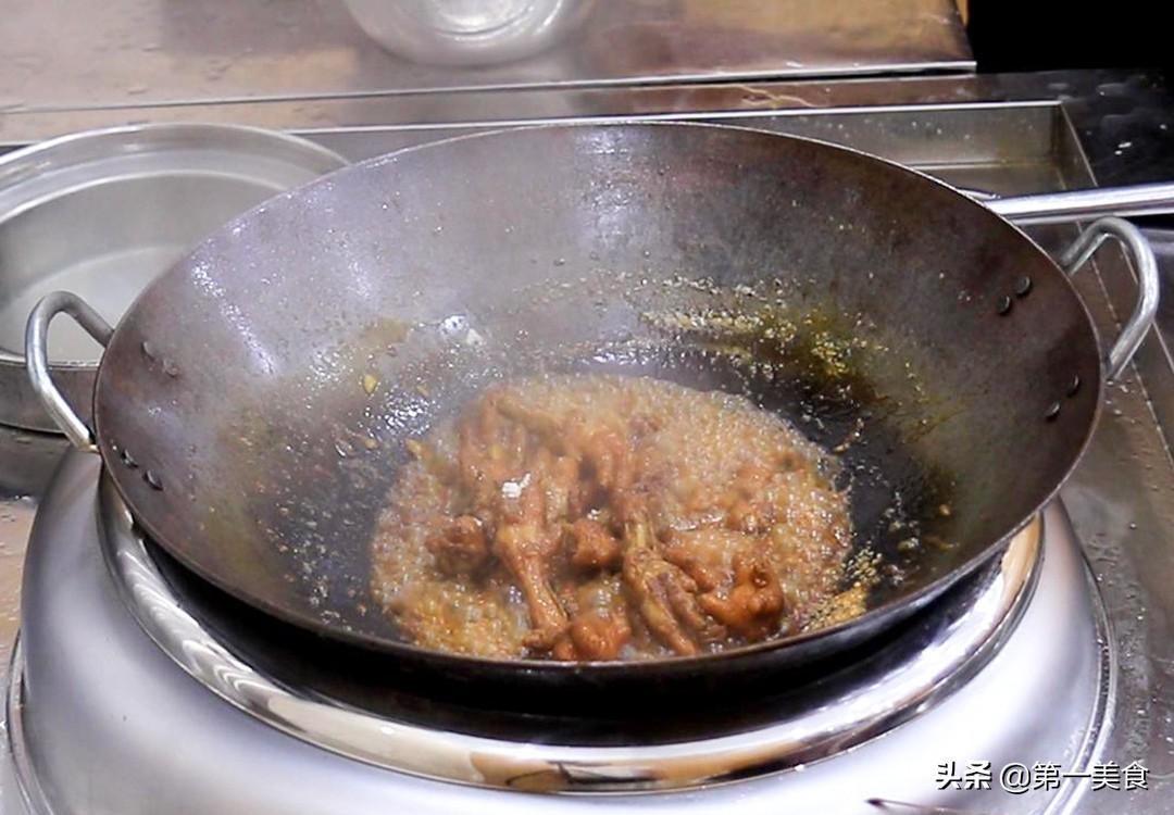 红烧鸡爪怎么弄才好吃又简单（红烧鸡爪的制作方法和配料）-8