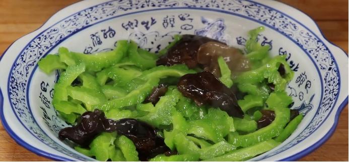 苦瓜怎样做才好吃又简单（苦瓜凉拌做法）-5