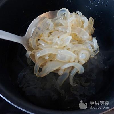 凉拌海蜇丝需要焯水多长时间（凉拌海蜇的正确做法）-6