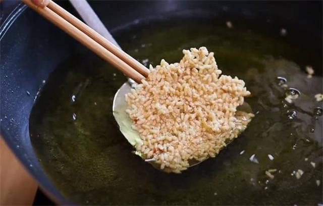 锅巴怎么做出来在家自制（手工糯米锅巴制作方法）-7