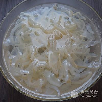 凉拌海蜇丝需要焯水多长时间（凉拌海蜇的正确做法）-2