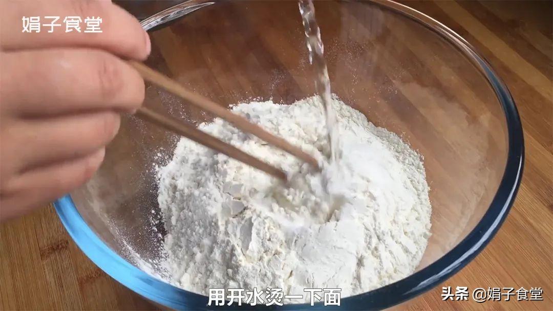 烫面葱油饼怎么做又软又好吃 烫面葱花饼的做法-4