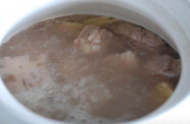 莲藕排骨汤怎么炖不发黑（正宗莲藕排骨汤的做法）-5