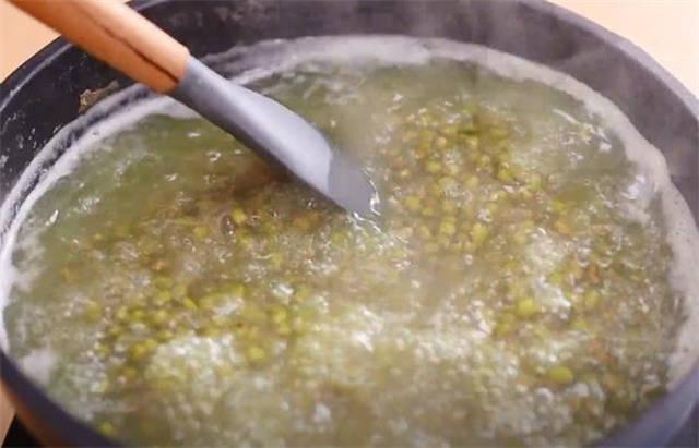 怎么煮绿豆粥又快又好 绿豆怎样煮烂得快又粘稠好吃？-5