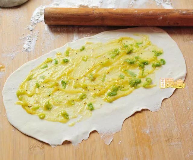 千层饼怎样做又酥又软_千层葱花油酥饼的做法-6