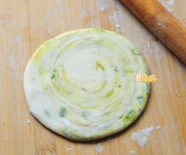 千层饼怎样做又酥又软_千层葱花油酥饼的做法-9