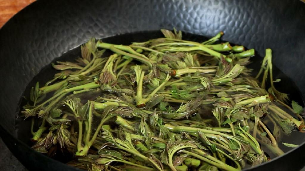 香椿炒蛋的做法家常菜，腌制香椿芽一定要焯水吗-4