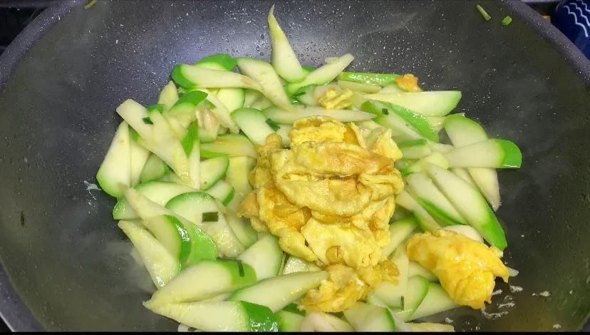瓜片炒鸡蛋怎么做好吃_西葫芦炒鸡蛋的家常做法-5