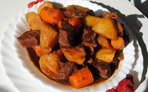 红烧牛肉炖土豆怎么做（牛肉排骨怎样做好吃又嫩）