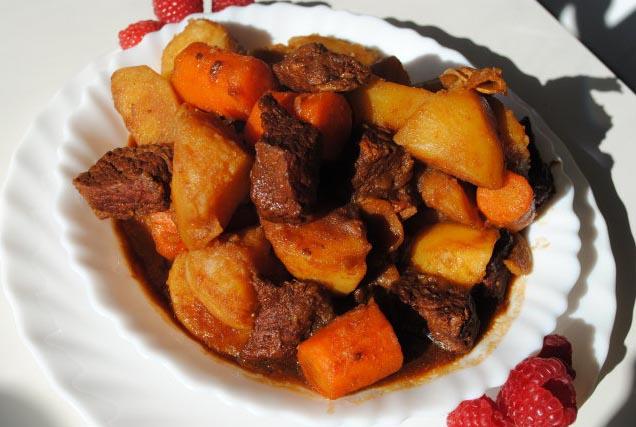 红烧牛肉炖土豆怎么做（牛肉排骨怎样做好吃又嫩）-1