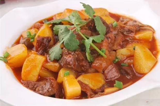 红烧牛肉炖土豆怎么做（牛肉排骨怎样做好吃又嫩）-3