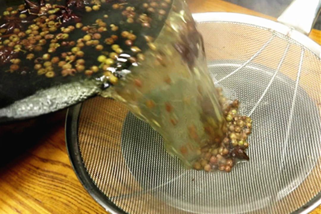 香菇鸡蛋饺子馅的做法（调饺子馅怎么调好吃又嫩）-7