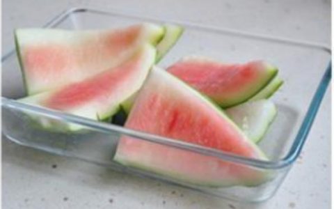 西瓜皮的做法简单又好吃_西瓜皮可以做什么美食