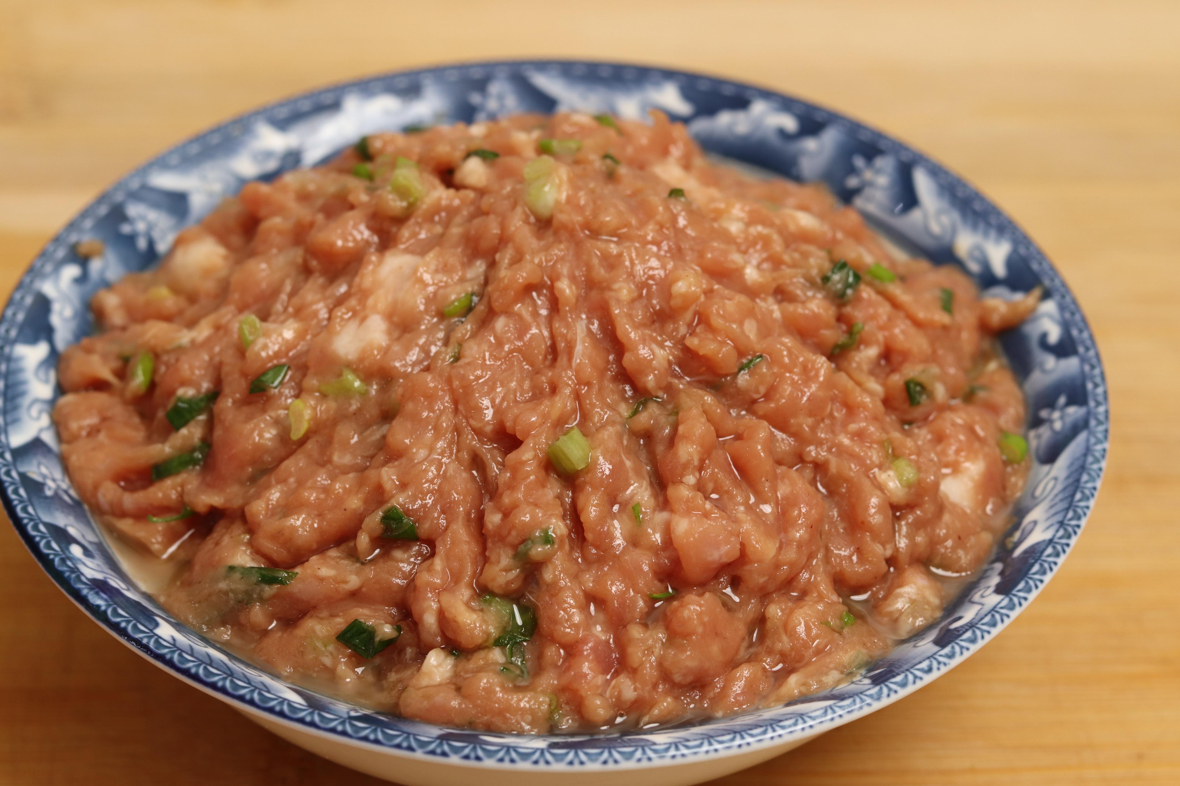 猪肉馅的饺子怎么调好吃（自己包饺子馅怎样调）-3