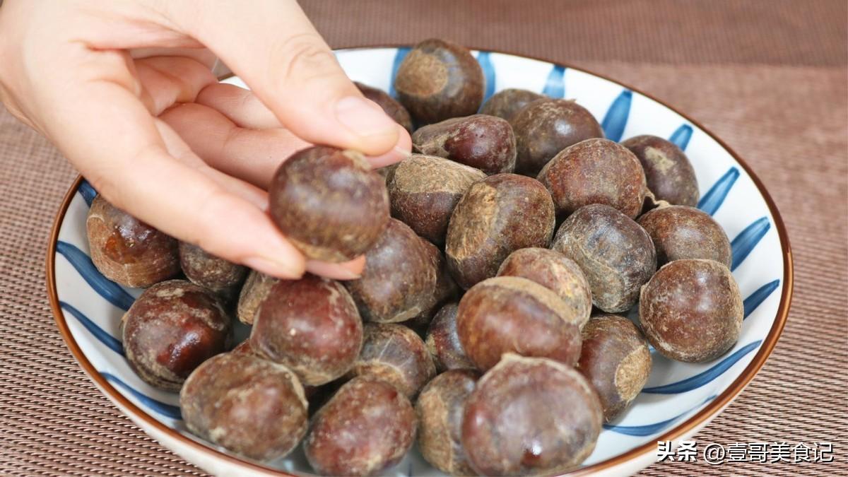 生板栗怎么去皮和壳最快，板栗煮后怎样好剥皮-1