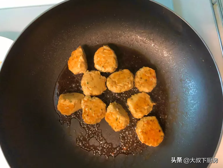 鸡胸肉怎么做丸子好吃（家庭自制鸡肉丸的做法）-6